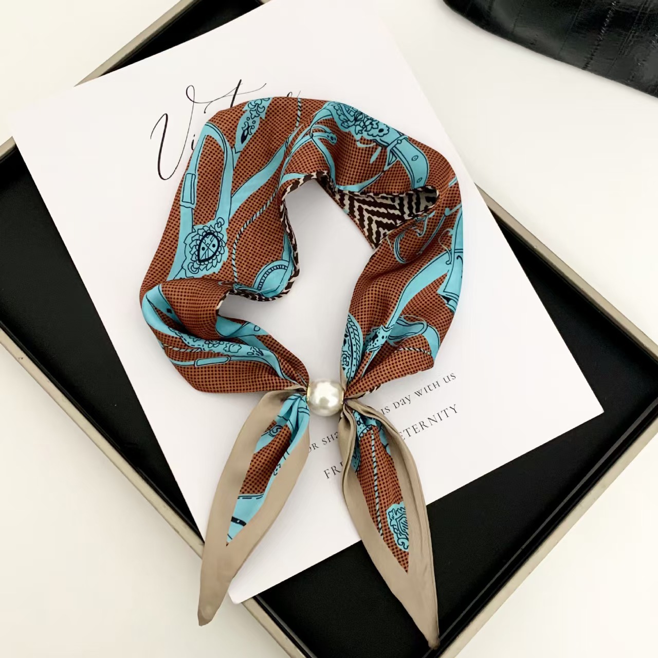 Korean Style Elegant Pearl Mag - Ascot Neck Scarf recension och pris