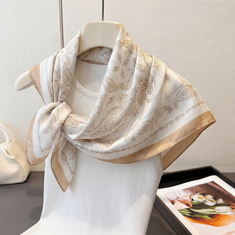 Vintage Beige Paisley Print Sq - Ascot Neck Scarf recension och pris